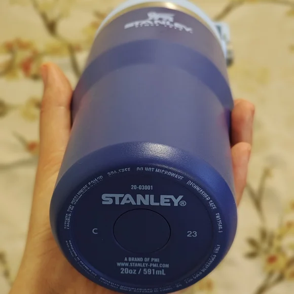 Stanley Traveler Tumbler in Navy and Light Blue - Picture 4 of 4